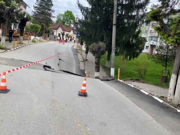 CNSU, solicitat să abiliteze Institutul Geologic al României să efectueze studii şi foraje în zona afectată de apariția unei doline în Slănic Prahova