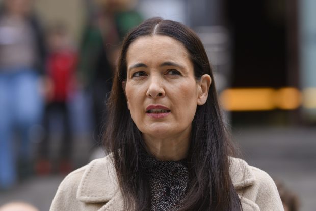 Clotilde Armand îl acuză pe Marcel Ciolacu că „a dat ordin să vină Jandarmeria să ridice și să distrugă sacii cu voturi” de la sectorul 1. Reacția Jandarmeriei