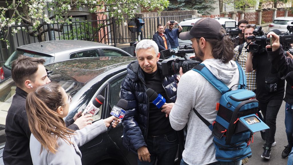 dan diaconescu in fata casei lui pe data de 13 aprilie 2023 imediat dupa ce a scapat de arestul la domiciliu fiind pus sub control judiciar