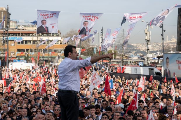 „Se poate adresa tuturor”. Cine e Ekrem İmamoğlu, omul care l-a învins pentru a doua oară pe Erdoğan