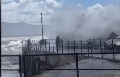 Tatăl eroic salvează fetița de un val uriaș, în Australia. Vezi clipul! Tatăl eroic salvează fetița de un val uriaș, în Australia. Vezi clipul!