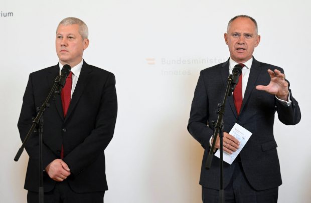 Ministrul de interne austriac anunță de lângă Cătălin Predoiu că „ar fi greșit să stabilim o dată” pentru ridicarea granițelor terestre Schengen
