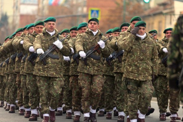 Iohannis cere „consolidarea rezervei de personal militar”. „Apărarea cetăţenilor noştri e una dintre obligaţiile fundamentale”