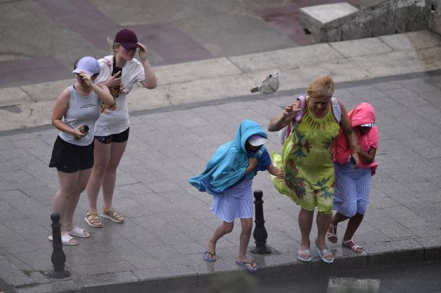 Alerte meteo de vreme rea. Cod portocaliu și galben de vijelii și vânt în toată țara. Praful saharian se menține peste România