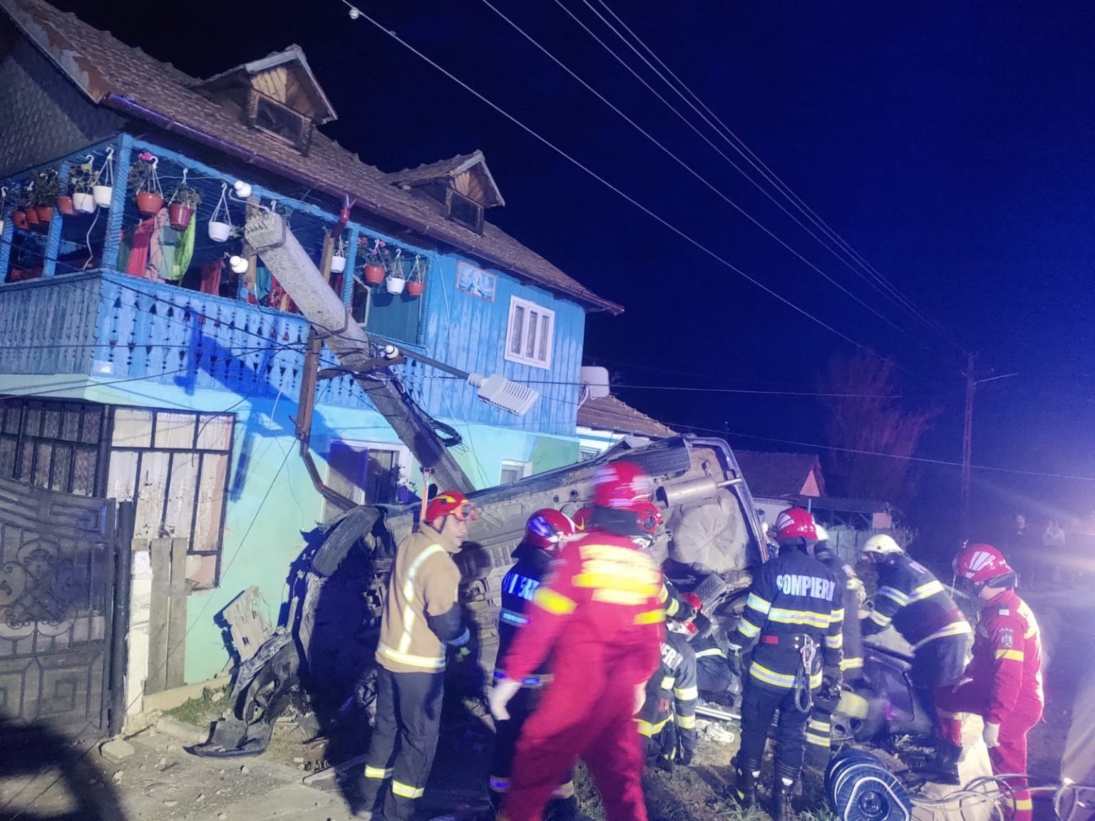 Tragedie la Dragoeşti: Doi tineri morţi şi o adolescentă rănită grav Tragedie la Dragoeşti: Doi tineri morţi şi o adolescentă rănită grav
