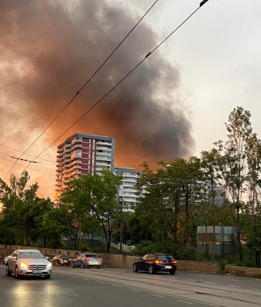 Incendiu puternic la o hală dezafectată din Sectorul 1. A fost emis mesaj RO-Alert. VIDEO