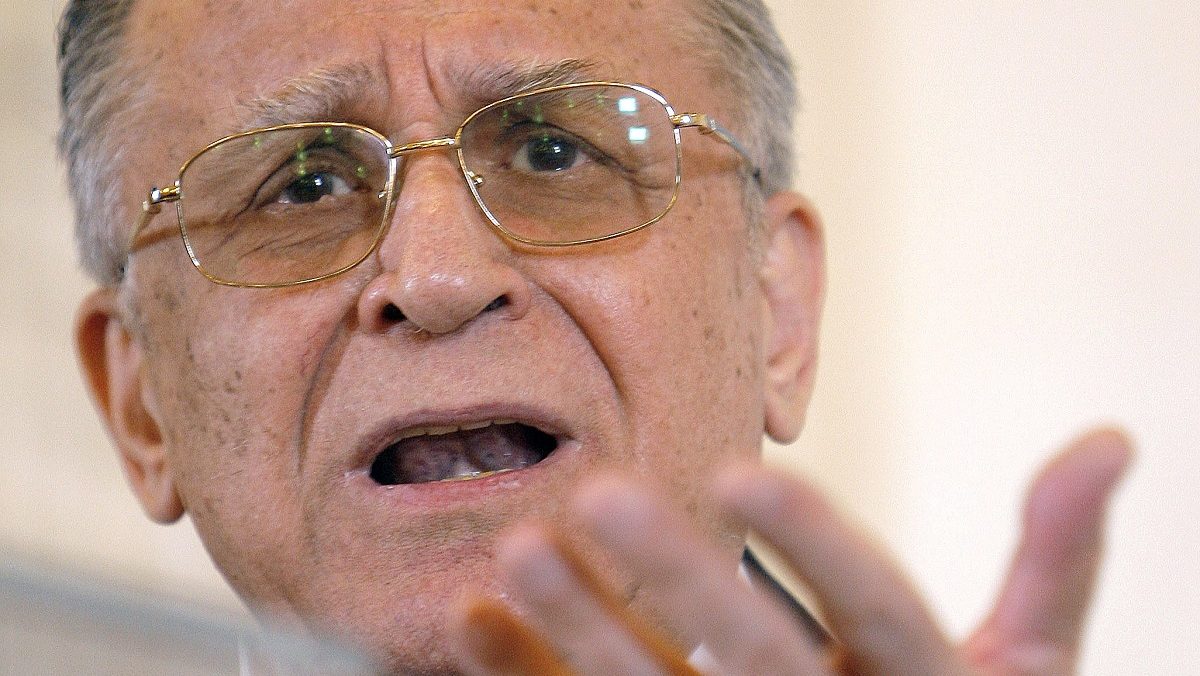 Ion Iliescu, acuzat în dosarul Mineriadei. Procurorii l-au acuzat acasă că e inculpat pentru infracțiuni contra umanității. Ion Iliescu, acuzat în dosarul Mineriadei. Procurorii l-au acuzat acasă că e inculpat pentru infracțiuni contra umanității.