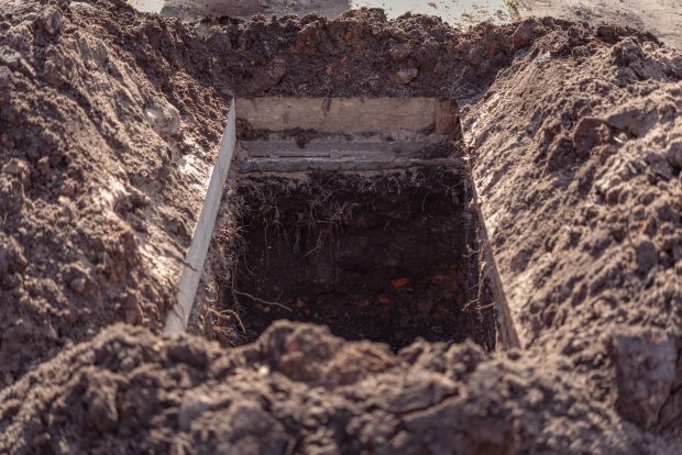 Un sucevean și-a dezgropat prietenul, ca să se asigure că e mort, după ce l-a visat