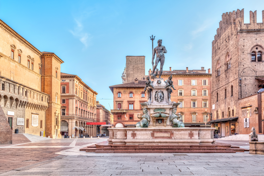Bologna, bijuteria gastronomiei italiene: de ce ar trebui să vizitezi acest oraș fascinant 1 piata nettuno bologna