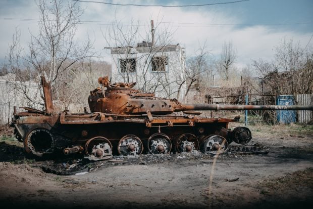 Pe fondul penuriei de obuze, dronele ieftine ale Ucrainei decimează tancurile rusești: au distrus 66% dintre acestea, potrivit unui oficial NATO