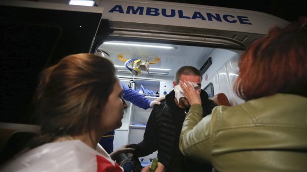 O armă chimică din Primul Război Mondial, folosită asupra protestatarilor în Georgia anul trecut, sugerează dovezi BBC: „Simţeai cum te arde apa”