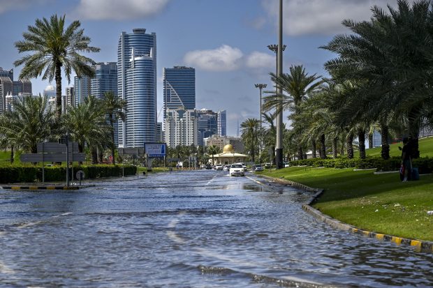 Emiratele Arabe Unite, lovite de cele mai abundente precipitații din ultimii 75 de ani. Români blocați pe aeroportul din Dubai
