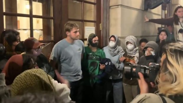 O clădire a Universităţii Columbia, ocupată de manifestanţi pro-palestinieni: „Clădire eliberată în onoarea lui Hind, un copil ucis în Gaza”. VIDEO