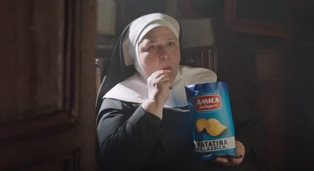 O reclamă la chipsuri a stârnit revolta catolicilor din Italia: „Blasfemie pentru creșterea vânzărilor” | VIDEO