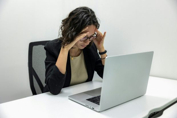 Sondaj eJobs x Up România: 41% dintre angajați sunt nemulțumiți și foarte nemulțumiți de actualul loc de muncă. Salariul, relația cu managerul și lipsa recunoașterii profesionale sunt principalele motive de frustrare. O treime declară că își va schimba jobul în perioada următoare
