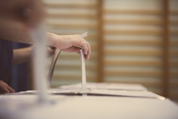 Gabriela Firea adună electoratul PSD din Capitală și îi suflă în ceafă lui Nicușor Dan
