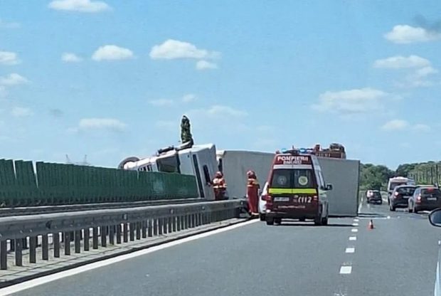 Circulație oprită timp de șapte ore pe Autostrada Soarelui, în zona Fundulea, după ce un TIR s-a răsturnat