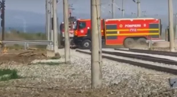 Video cu o mașină de pompieri care trece calea ferată și scapă miraculos de impactul cu un tren de călători, la Câmpia Turzii