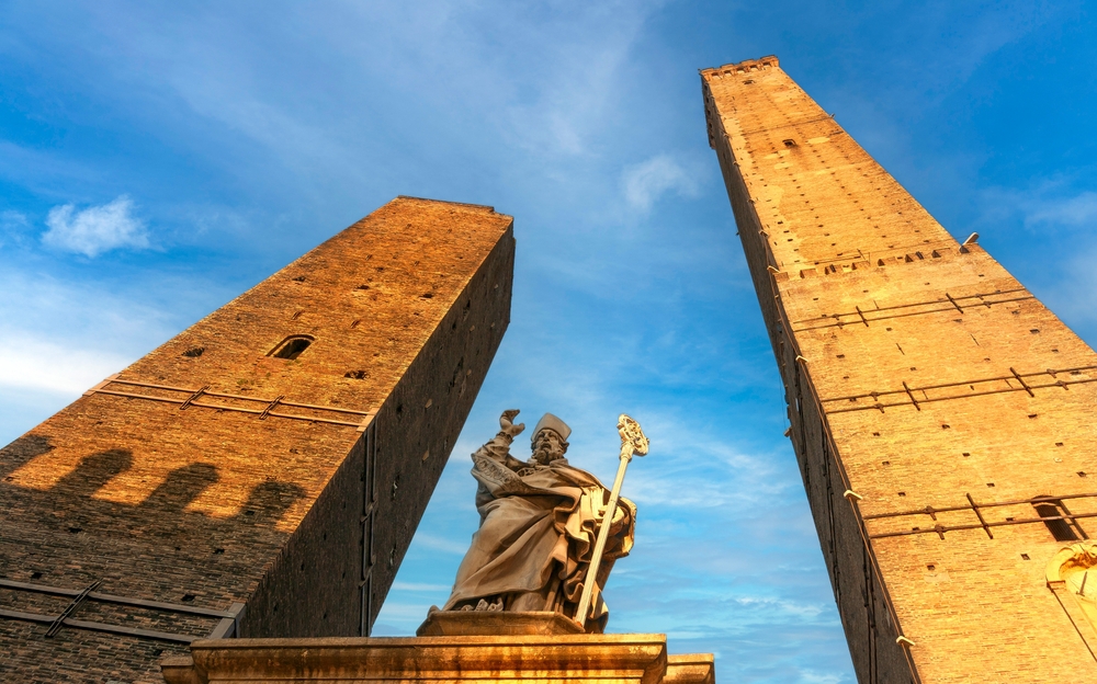 Bologna, bijuteria gastronomiei italiene: de ce ar trebui să vizitezi acest oraș fascinant 3 tururile inclinate bologna