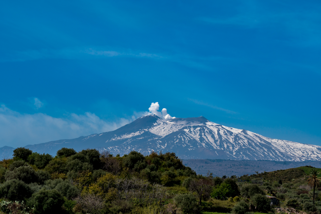 Vulcanul Etna - localizare, istoria erupţiilor, curiozităţi