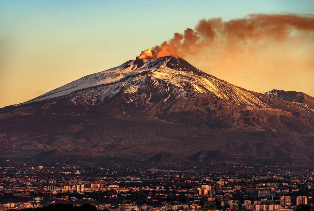 Vulcanul Etna - localizare, istoria erupţiilor, curiozităţi