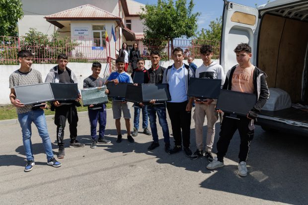 Fundația Ringier a donat zeci de calculatoare, laptopuri și tablete copiilor din două școli din județul Tulcea. Echipamentele vor fi folosite pentru dotarea laboratoarelor de informatică