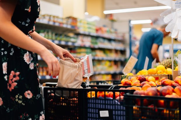 Obiceiul de consum care ar reduce prețul alimentelor în UE. 95% din mâncarea aruncată la gunoi în România provine din mediul urban