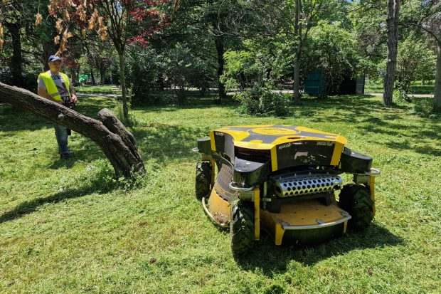 Un „monstru” de 35.000 de euro tunde iarba în Parcul Circului din București. Mașinăria costă cât o garsonieră în Militari