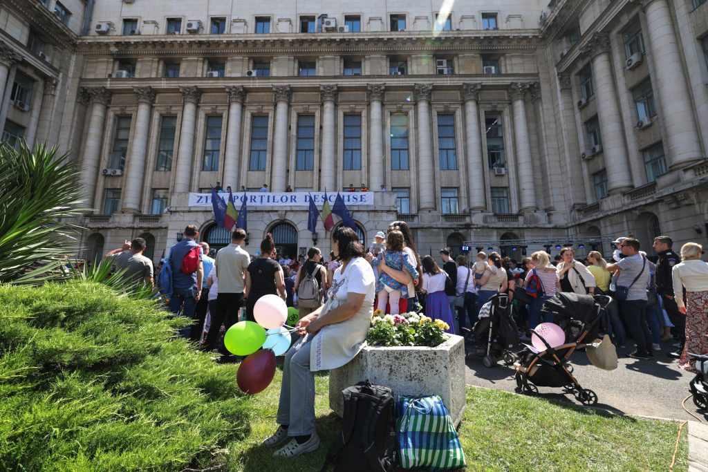 FOTO | Copiii au preluat puterea la Ministerul Afacerilor Interne. Cei mici pot păși pe balconul unde Ceaușescu a ținut ultima cuvântare 3 20240531111921img6474