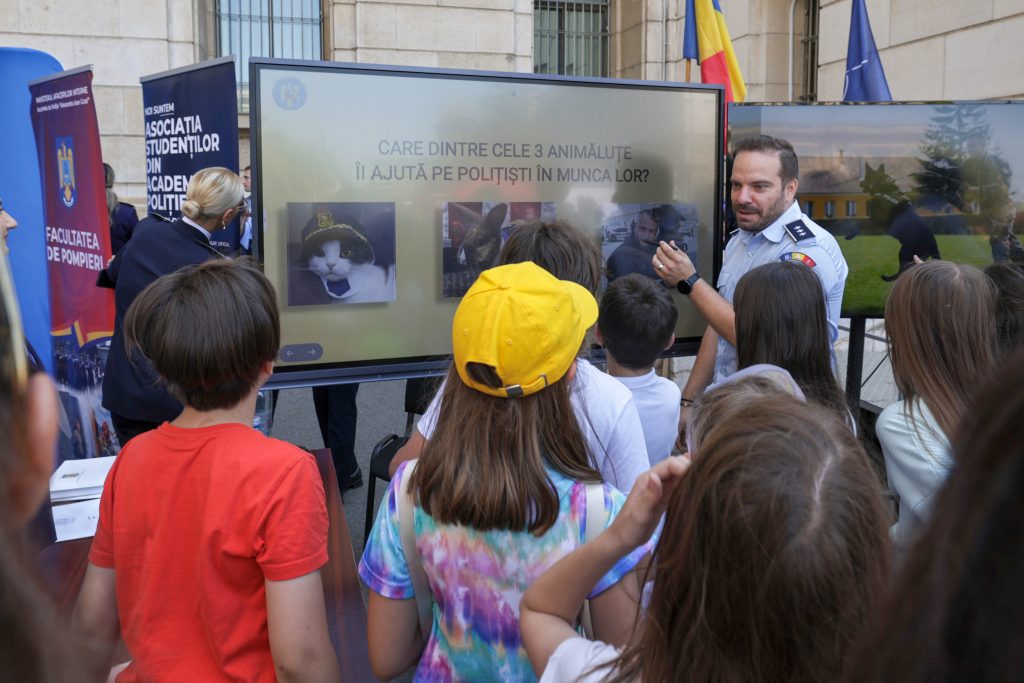 FOTO | Copiii au preluat puterea la Ministerul Afacerilor Interne. Cei mici pot păși pe balconul unde Ceaușescu a ținut ultima cuvântare 6 20240531112228img6495