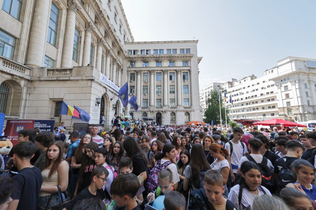 FOTO | Copiii au preluat puterea la Ministerul Afacerilor Interne. Cei mici pot păși pe balconul unde Ceaușescu a ținut ultima cuvântare 7 20240531112400img6501