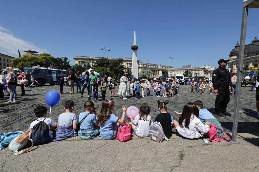 FOTO | Copiii au preluat puterea la Ministerul Afacerilor Interne. Cei mici pot păși pe balconul unde Ceaușescu a ținut ultima cuvântare 11 20240531112705img6523