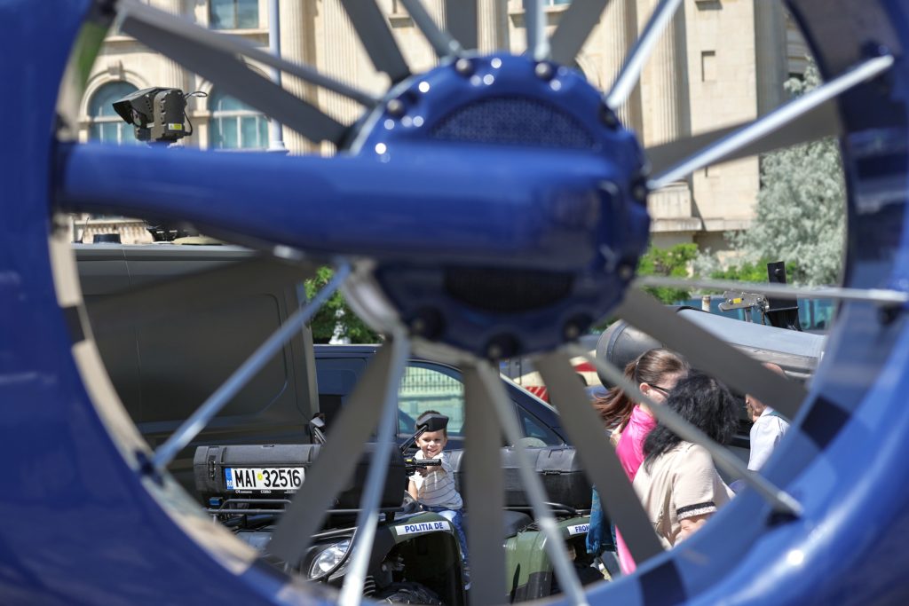 FOTO | Copiii au preluat puterea la Ministerul Afacerilor Interne. Cei mici pot păși pe balconul unde Ceaușescu a ținut ultima cuvântare 14 20240531112920img6538