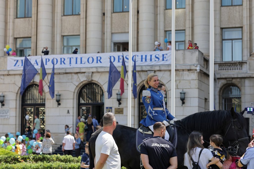 FOTO | Copiii au preluat puterea la Ministerul Afacerilor Interne. Cei mici pot păși pe balconul unde Ceaușescu a ținut ultima cuvântare 22 20240531114227img6590