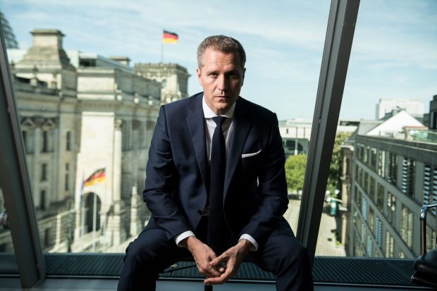 Biroul și proprietățile deputatului german Petr Bystron, acuzat că a luat mită de la oligarhi ruși, luate cu asalt de poliție