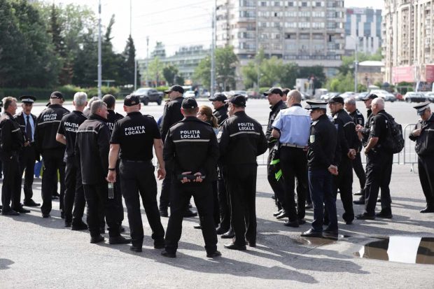 Protest al poliţiştilor locali la Guvern. Vor spor de 75% pentru weekend și sărbători lucrate: „Noi murim la datorie, voi ne blamați!”