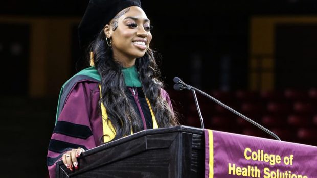 „Dorința de a învăța nu se oprește”. Americanca Dorothy Tillman a intrat la liceu la 10 ani și și-a luat doctoratul la 17 ani