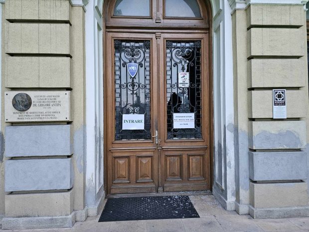 Geamuri sparte la Muzeul Antipa după închiderea programului de vizitare. Angajații insituției nu au participat la evenimentul Noaptea Muzeelor 2024