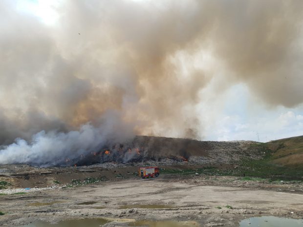 Groapa de gunoi din Galați încă arde. Pompierii estimează „cel puţin alte 12 ore de lucru pentru stingerea acestui incendiu major”
