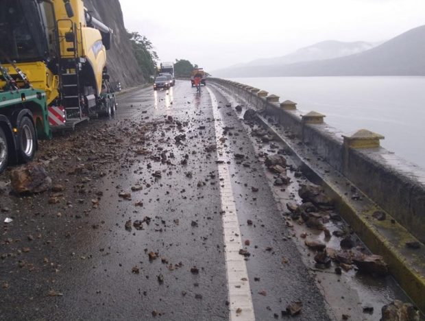 Trafic rutier blocat pe DN 6, între Drobeta-Turnu Severin și Orşova, din cauza unor căderi de pietre pe şosea