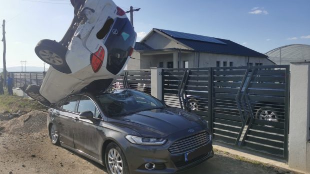 Accident spectaculos, cu doi răniți ușor, în Vrancea: „Lăsați-le așa, ca monument istoric la intrarea în comună”