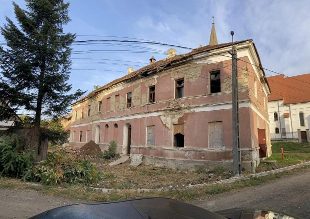 Rămășițe umane vechi de 100 de ani, descoperite într-o fostă școală din Bistrița-Năsăud. Clădirea aparține unui candidat la șefia Consiliului Județean