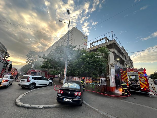 Incendiu cu degajări mari de fum la parterul unei clădiri dezafectate de lângă stadionul Dinamo