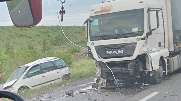 Patru persoane au murit în Bihor, după ce o mașină s-a izbit violent de un camion