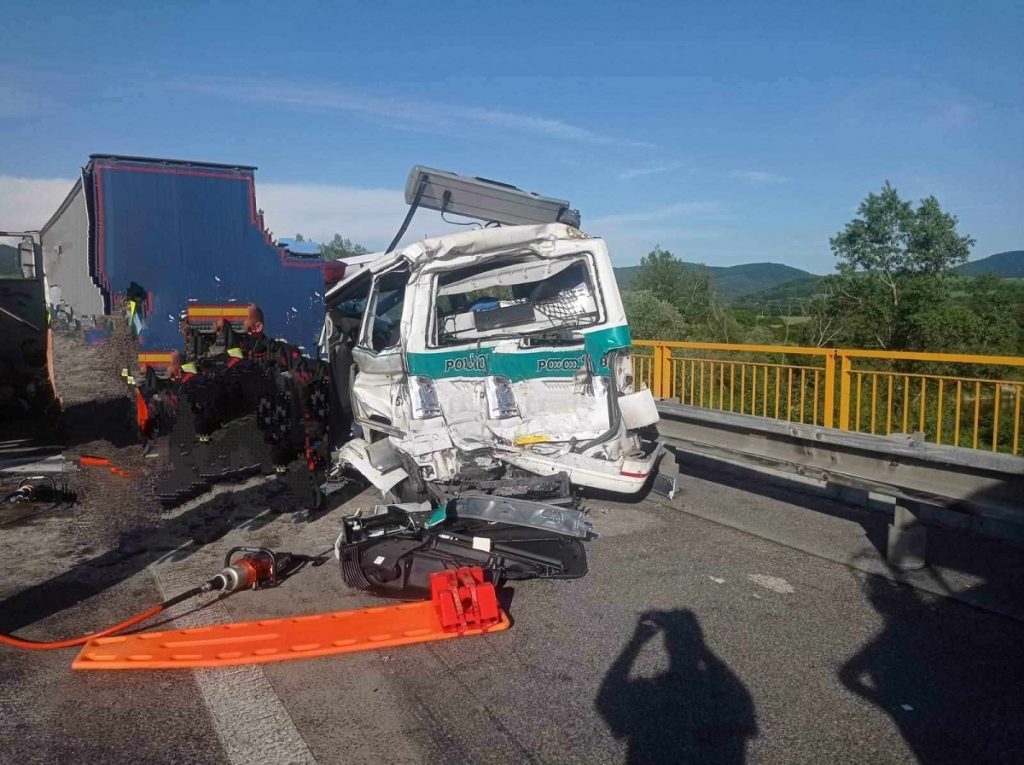 Doi pompieri au murit loviți de un TIR, în timp ce stingeau o mașină cuprinsă de flăcări, pe o autostradă din Slovacia 1 accident slovacia1