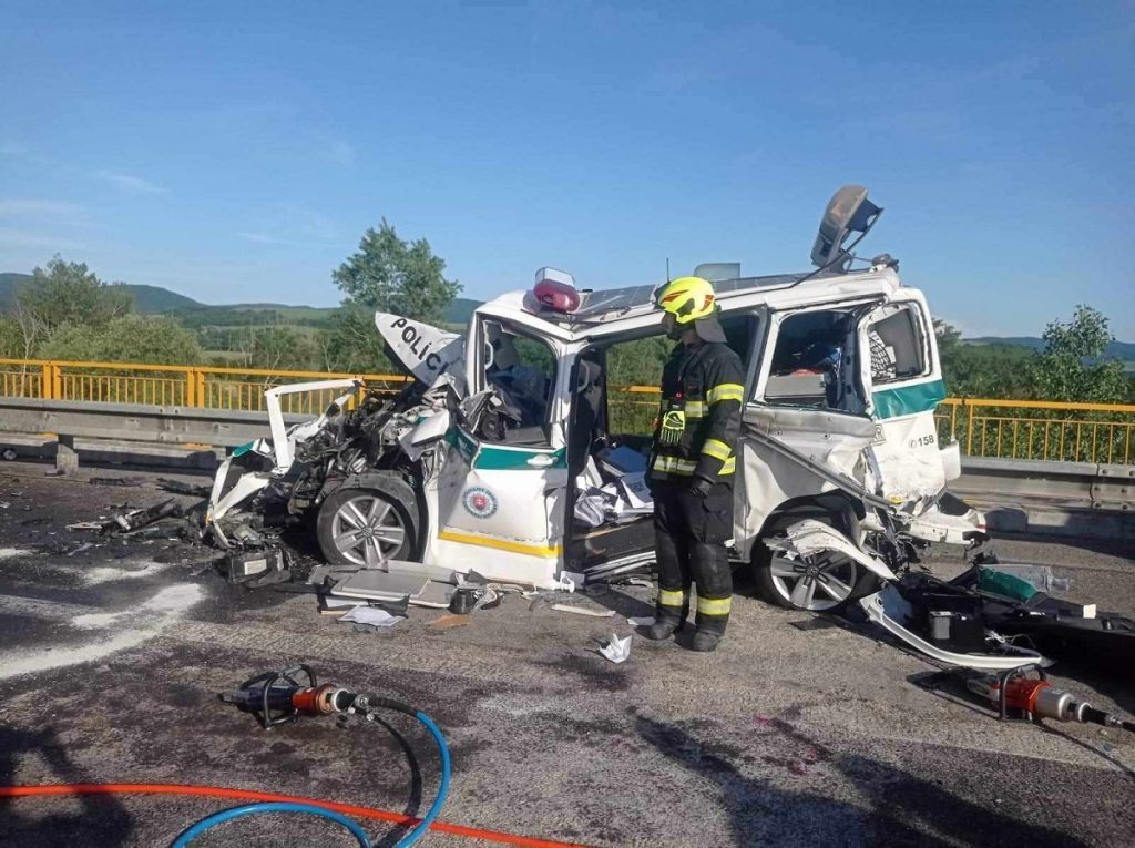 Doi pompieri au murit loviți de un TIR, în timp ce stingeau o mașină cuprinsă de flăcări, pe o autostradă din Slovacia 2 accident slovacia2