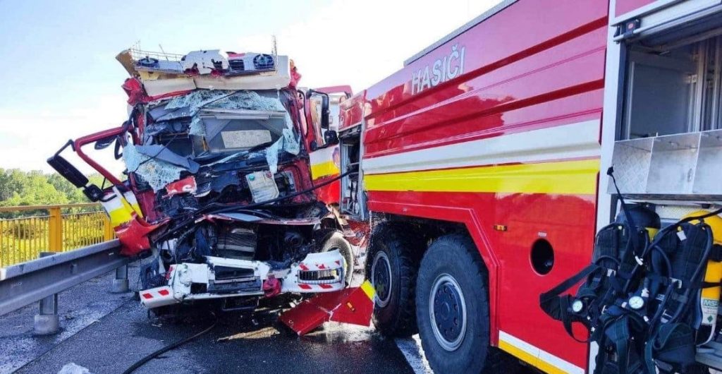 Doi pompieri au murit loviți de un TIR, în timp ce stingeau o mașină cuprinsă de flăcări, pe o autostradă din Slovacia 3 accident slovacia3