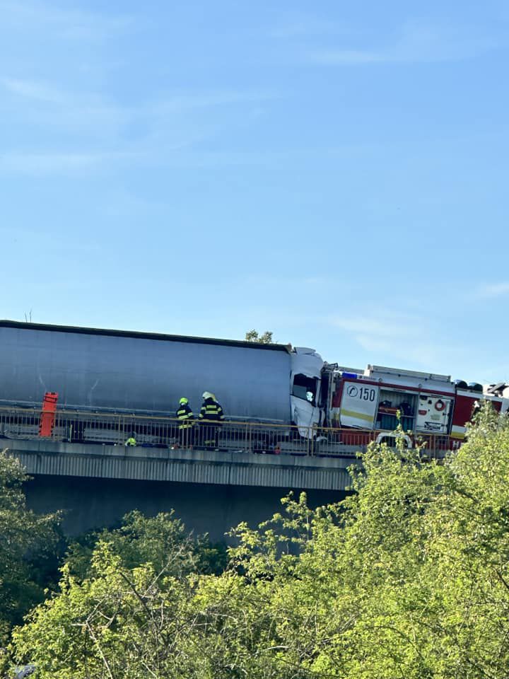 Doi pompieri au murit loviți de un TIR, în timp ce stingeau o mașină cuprinsă de flăcări, pe o autostradă din Slovacia 4 accident slovacia4