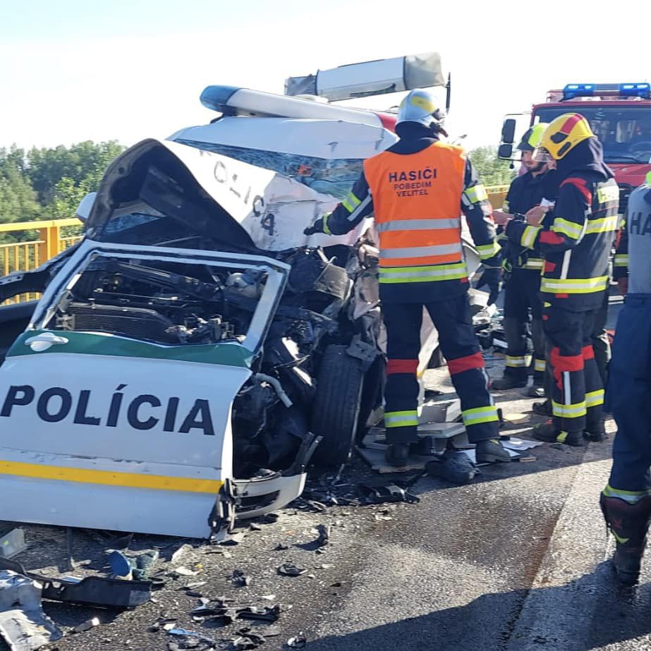 Doi pompieri au murit loviți de un TIR, în timp ce stingeau o mașină cuprinsă de flăcări, pe o autostradă din Slovacia 5 accident slovacia5