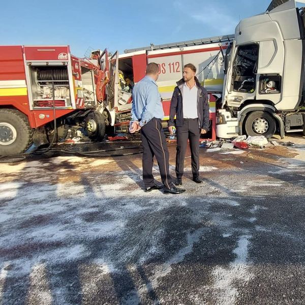 Doi pompieri au murit loviți de un TIR, în timp ce stingeau o mașină cuprinsă de flăcări, pe o autostradă din Slovacia 6 accident slovacia6
